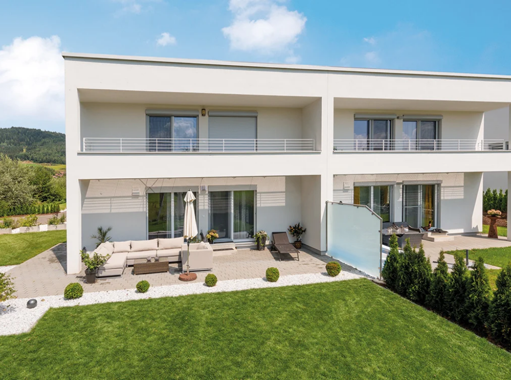 Fotografie eines Doppelhauses von Kohlbacher Haus mit moderner Terrasse.