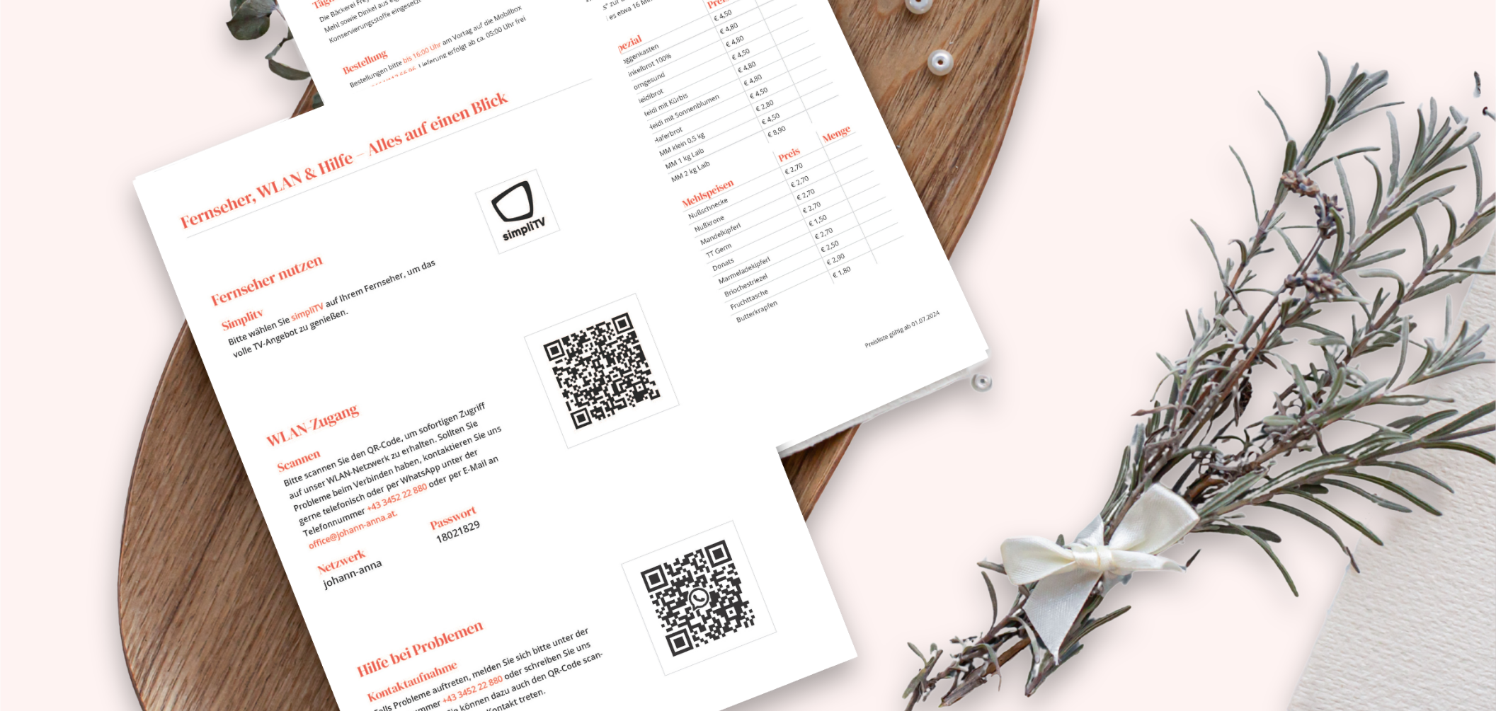 Folder mit Zimmerinformationen sowie ein weiterer Folder zur Bestellung bei der örtlichen Bäckerei.