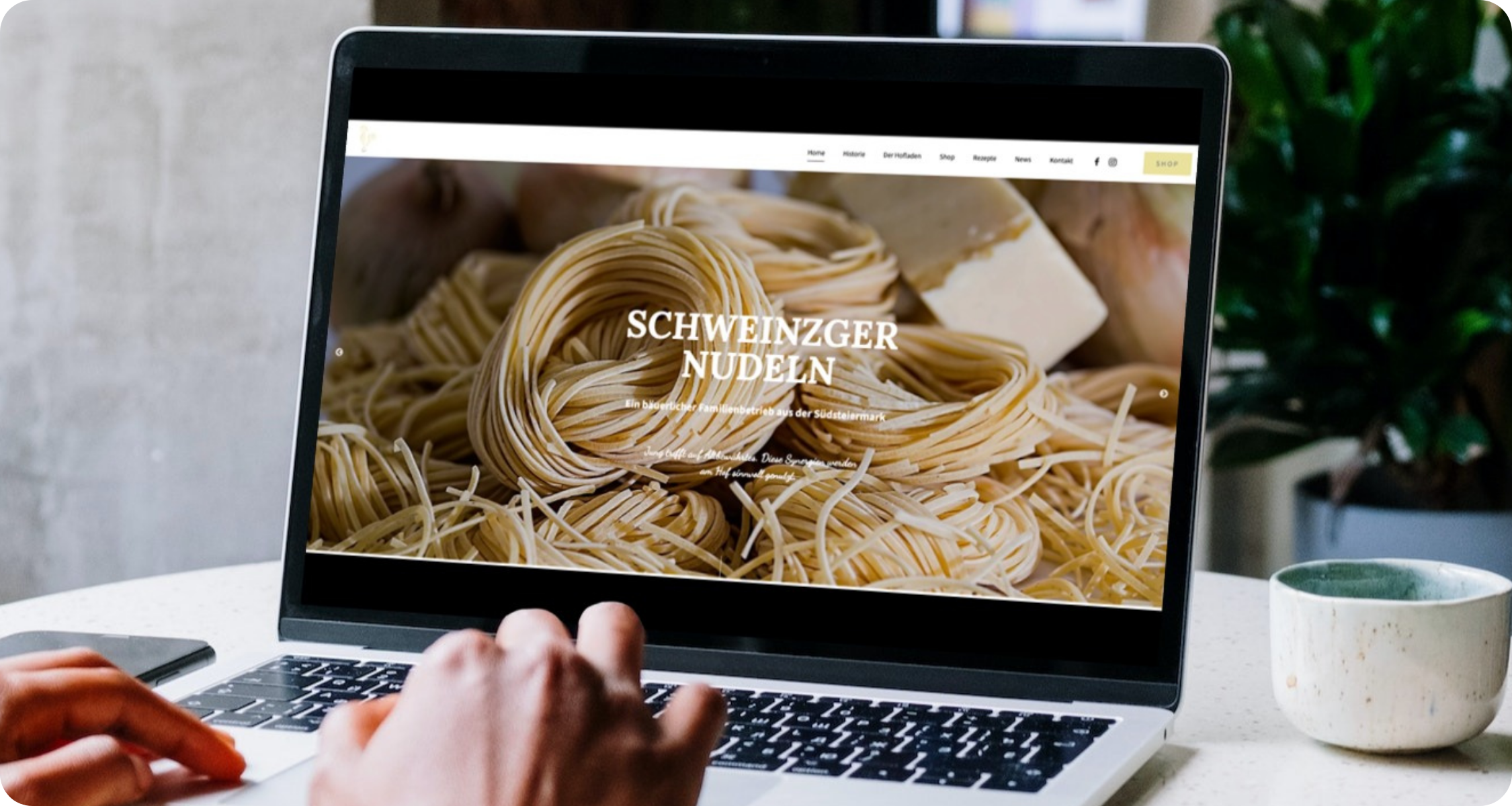 Ein Laptop mit der Startseite von Schweinzger Nudeln.