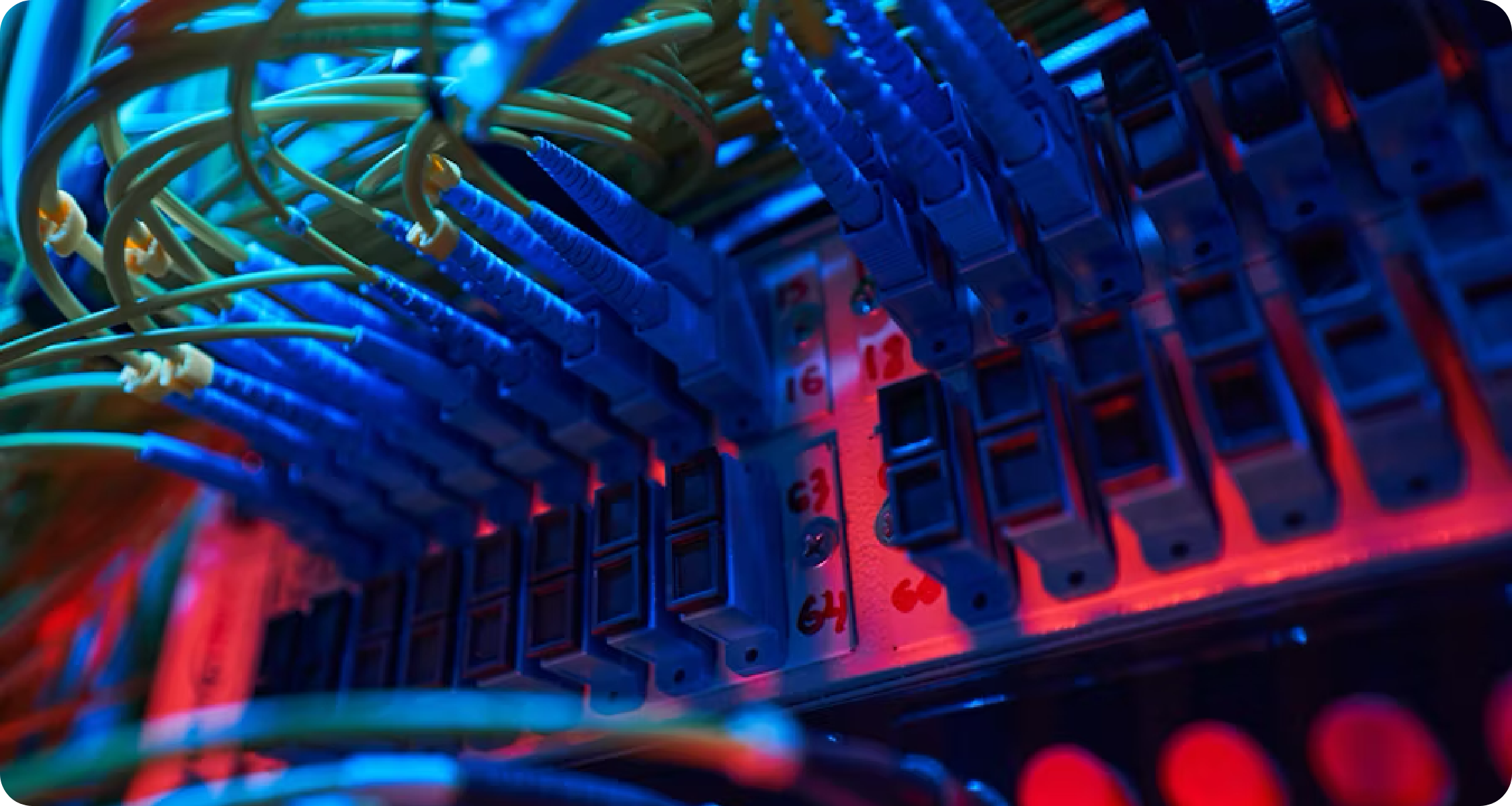 Ein Server mit Kabeln und Anschlüssen.