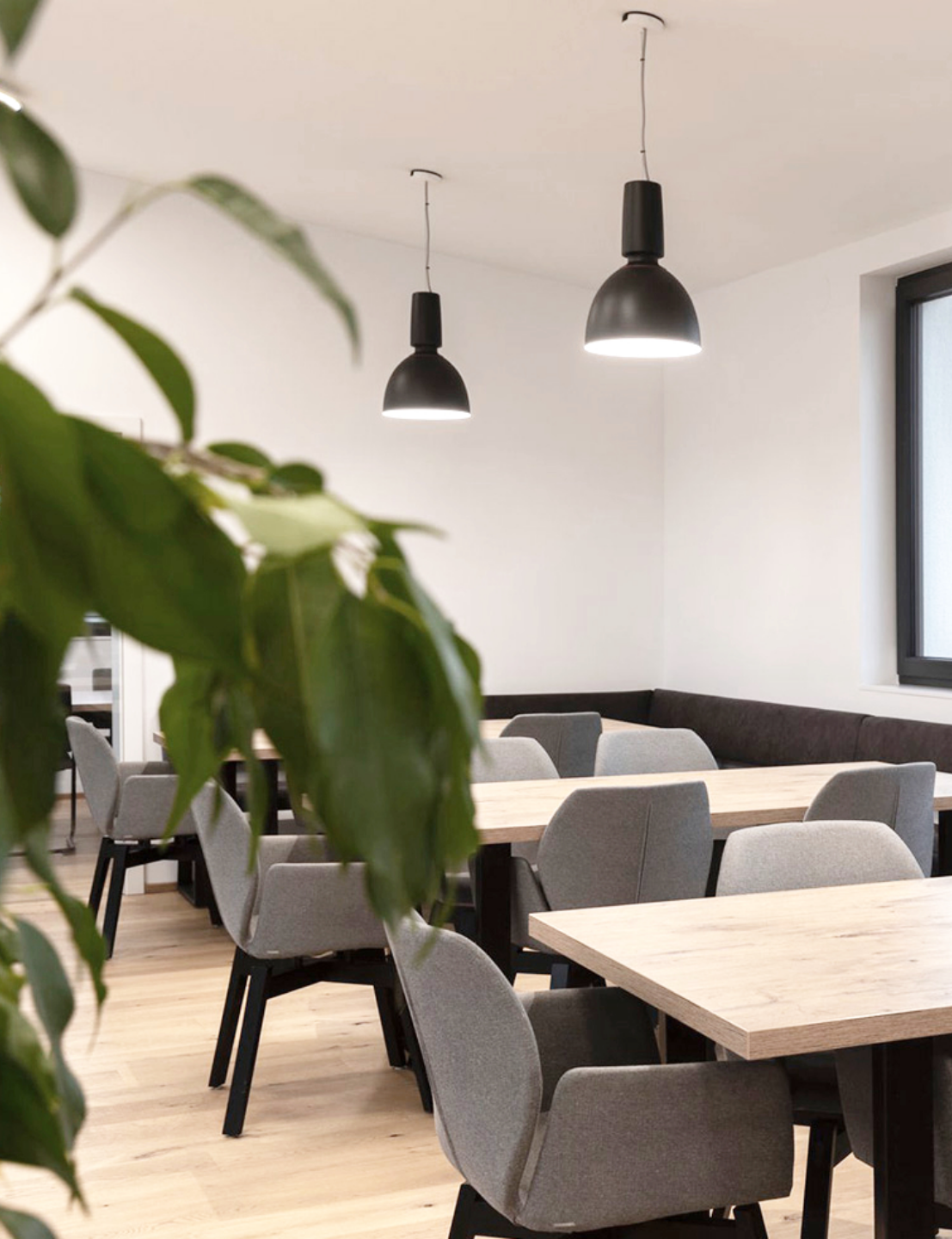 Sessel und Tische, die zu einem gemütlichen Beisammensitzen einladen.