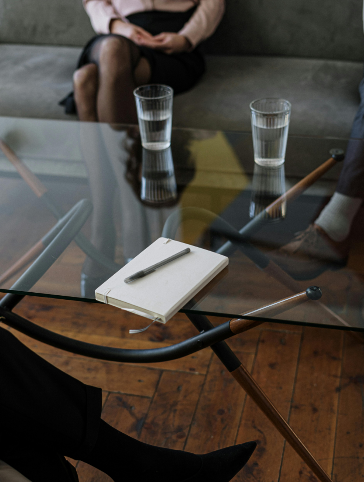 Ein Glastisch mit Block und Füllfeder.