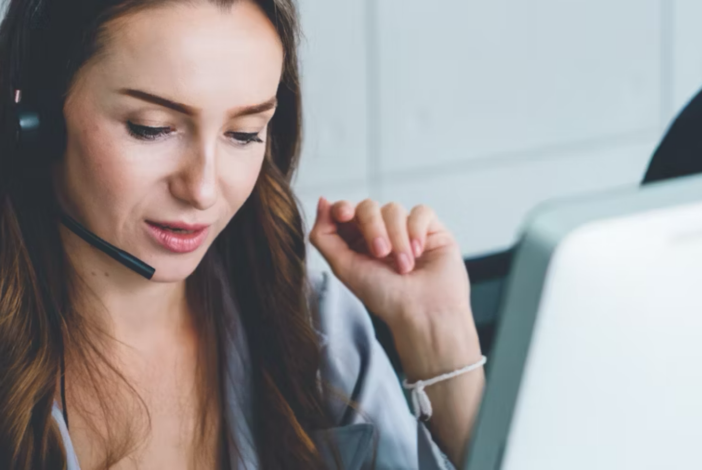 Eine Support-Mitarbeiterin mit Headset.