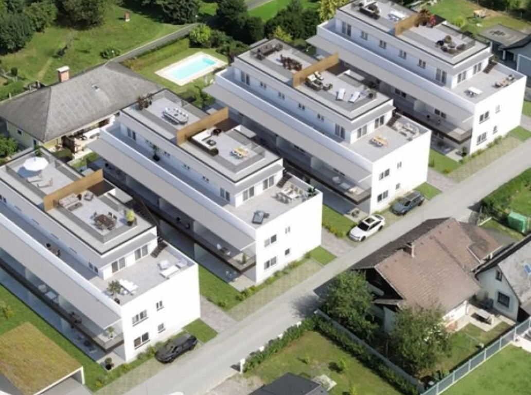 Luftaufnahme einer modernen Wohnsiedlung.