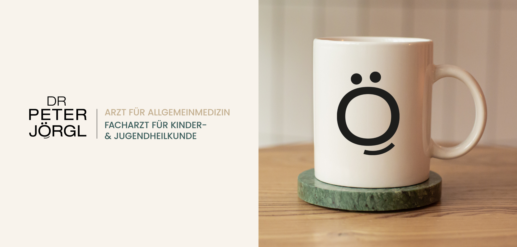 Dr. Peter Jörgl Logo auf beigem Hintergrund sowie eine Kaffeetasse mit dem Logo.