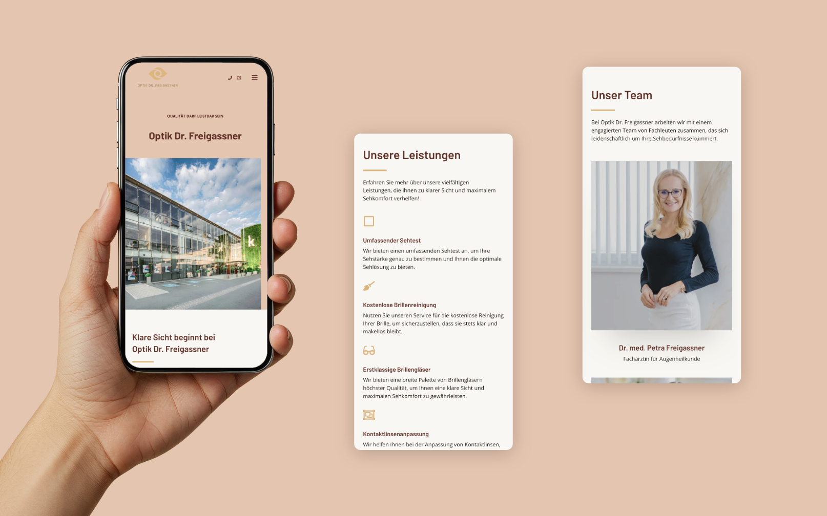 Drei Smartphone-Screens der Startseite mit Bild, Text, Vorteilen und Team.