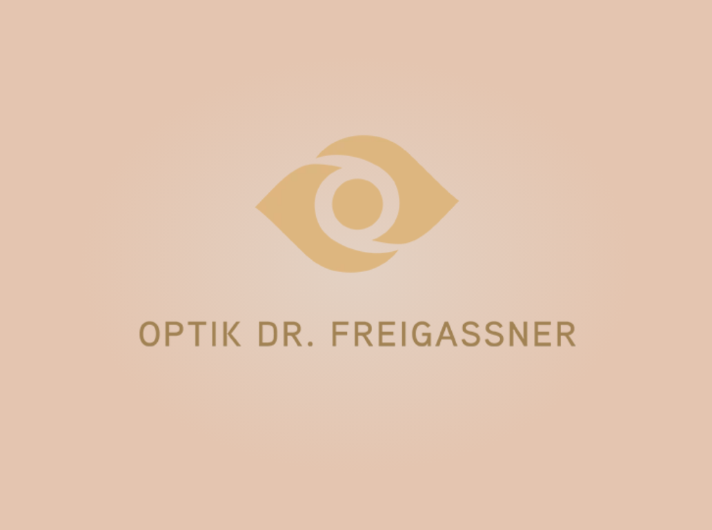 Optik Dr. Freigassner Logo auf hellem Hintergrund.