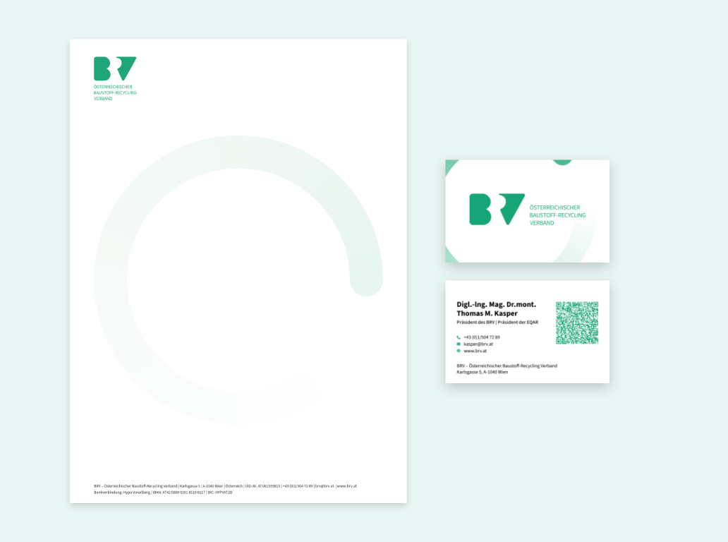 Briefpapier mit Wasserzeichen und Visitenkarte mit QR-Code.